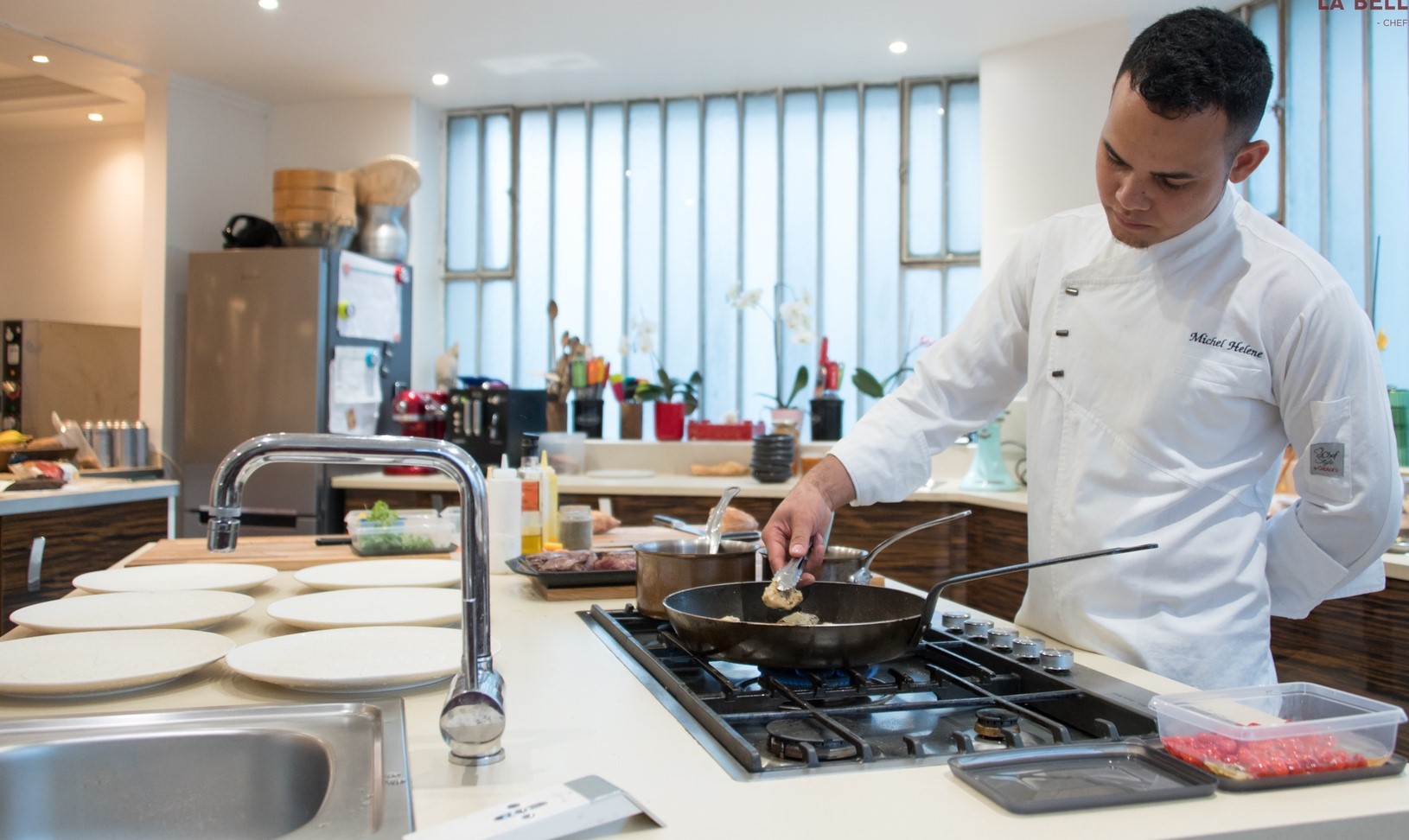 Préparation d'un dîner gastronomique par un chef privé à Paris
