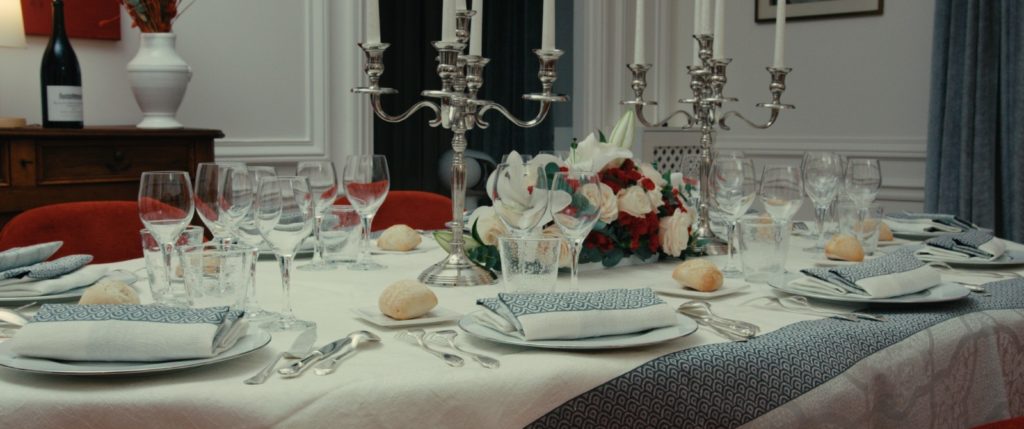 le maître d'hôtel à domicile décore la table