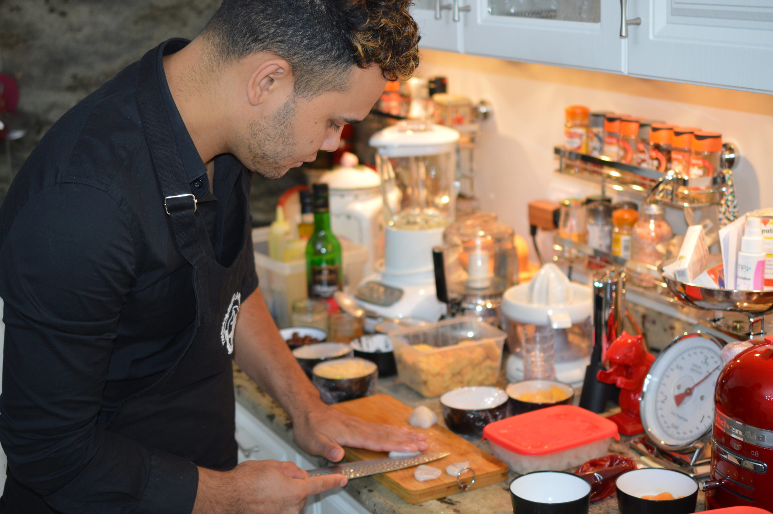 Le chef Michel Hélène prépare une entrée à base de noix de coquille Saint Jacques