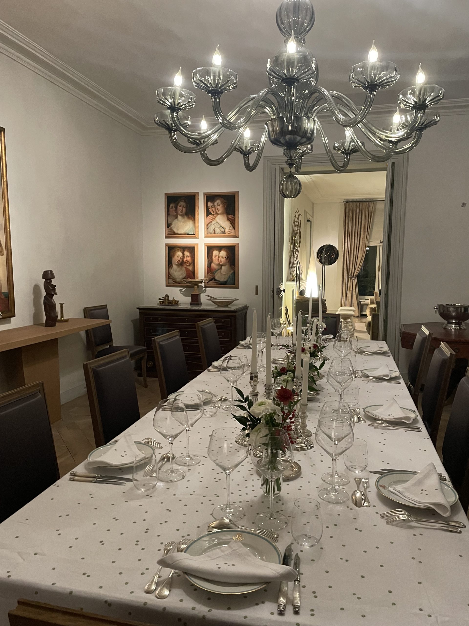 Une table élégante, pour un repas d'anniversaire de 10 personnes dans un appartement à Paris dans le 16 eme 