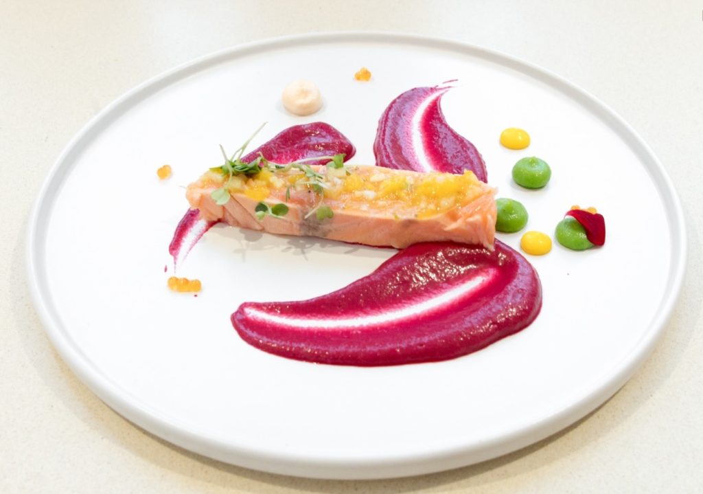 A light and flavorful starter featuring fresh salmon, perfectly complemented by delicate seasonings and vibrant accompaniments. A refined and appetizing beginning to any meal