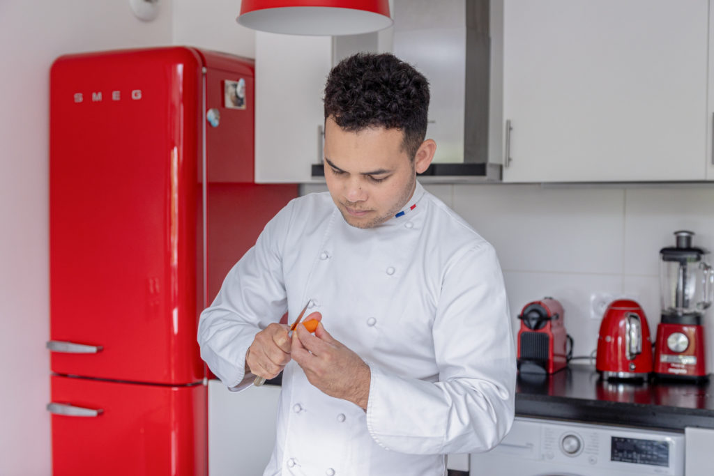 Le chef entrain de tourner une carotte