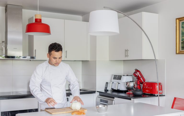 Michel Hélène dans une cuisne pour préparer un dîner à domicile