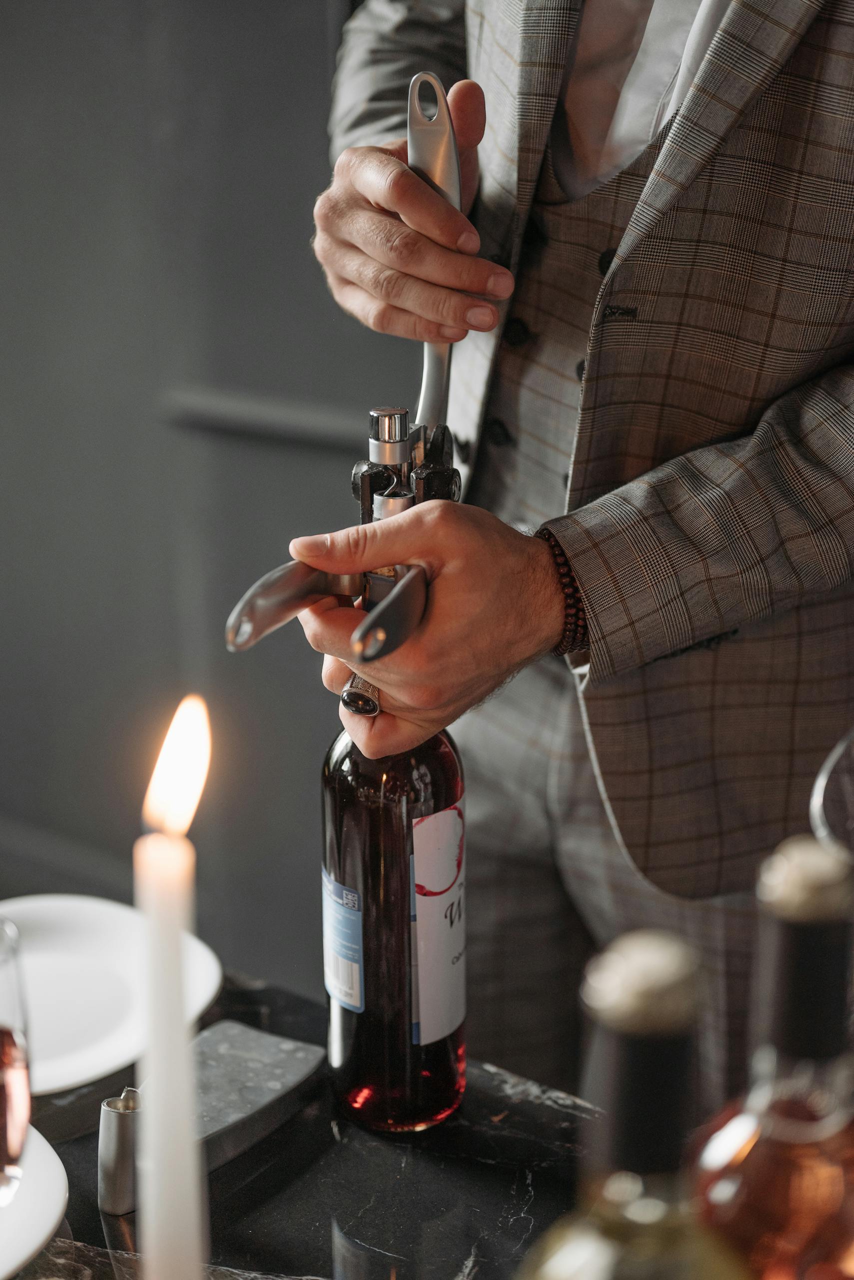Le mâitre d'hôtel ouvre les vins pour le dîner