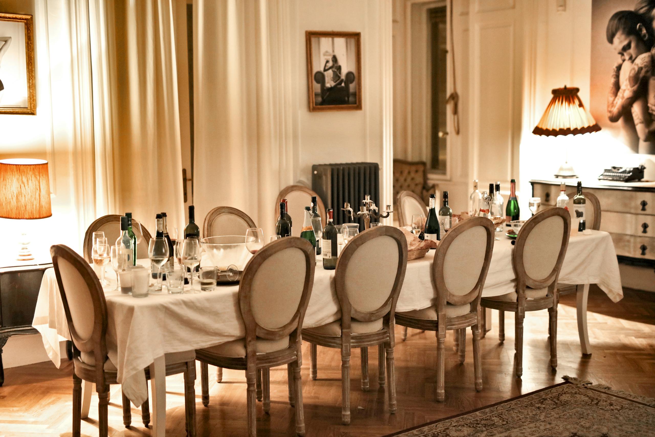 Salle à manger luxueuse avec bouteilles et verres après un dîner privé