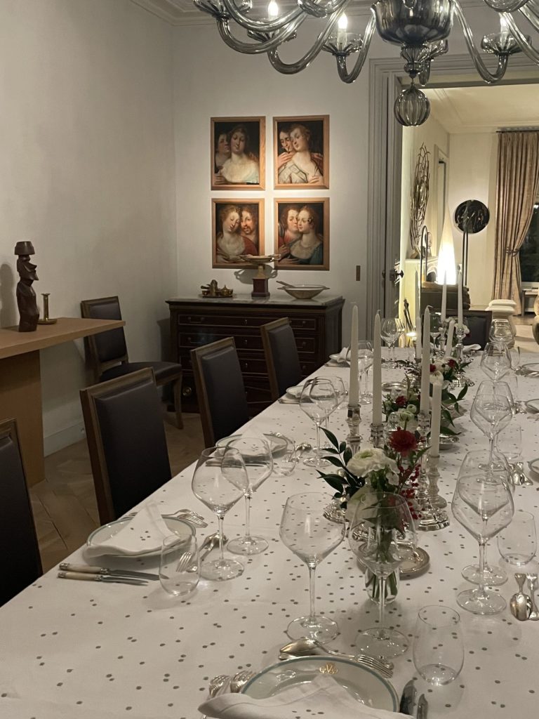 Table élégamment dressée avec vaisselle raffinée, verres en cristal et décorations sophistiquées