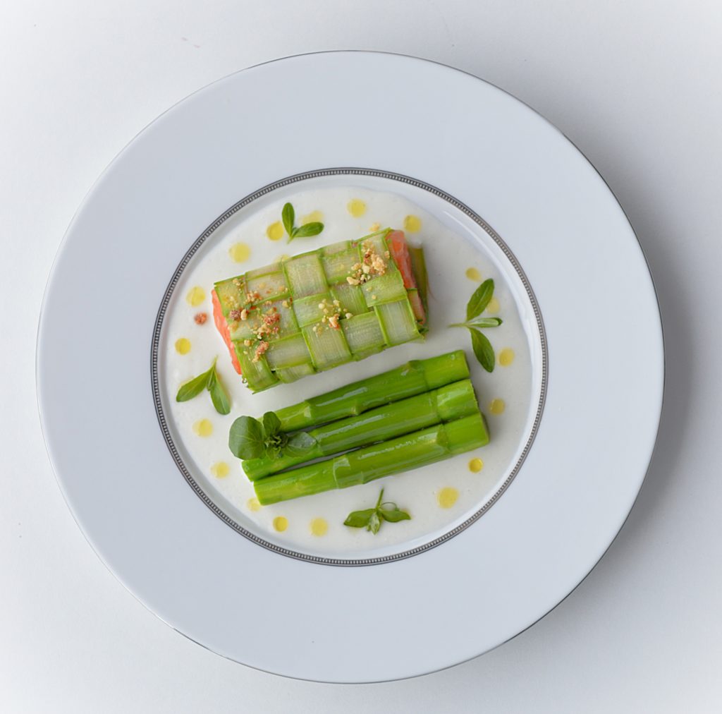 Poisson tressé en aspèrges vertes