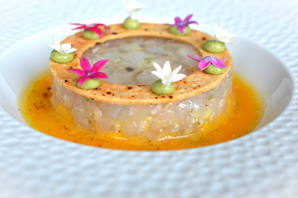 Tartare de poisson dans un nage au fruit de la passion
