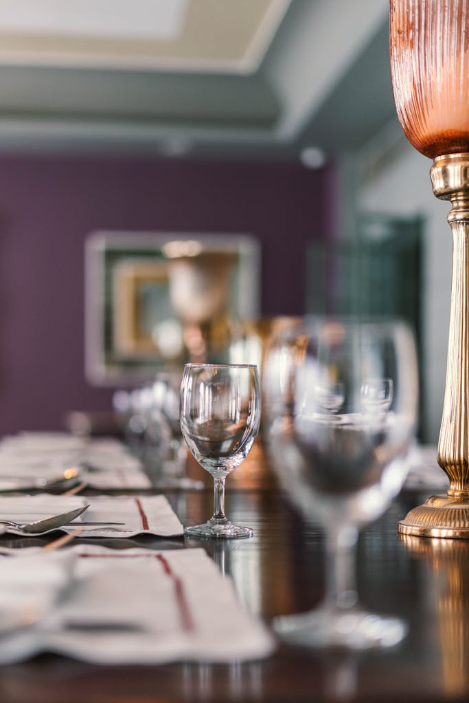 Luxueuse table à manger dressée avec de la verrerie en cristal et un décor élégant à Paris