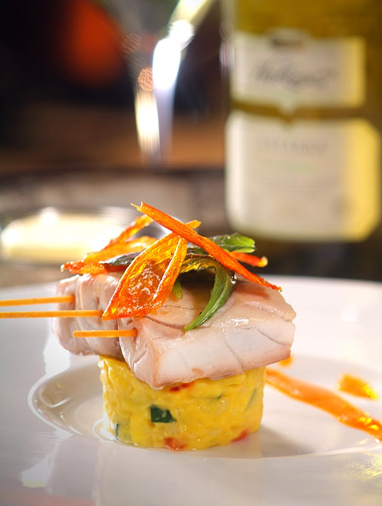 Plat de fruits de mer élégant, accompagné de légumes, dans un restaurant gastronomique.