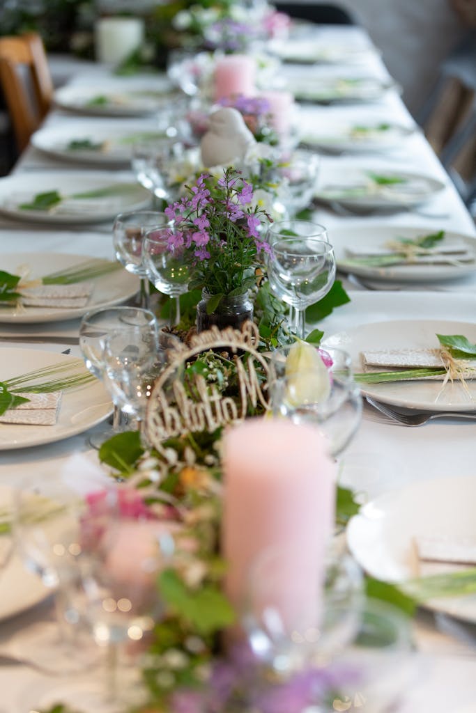 Une table magnifiquement dressée avec des décorations florales et des bougies, parfaite pour les événements.