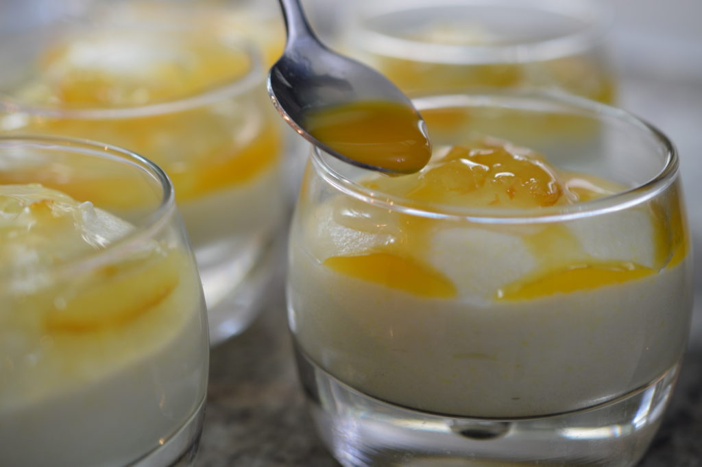 Une mousse à la noix de coco et son coulis de mangue au fruit de la passion