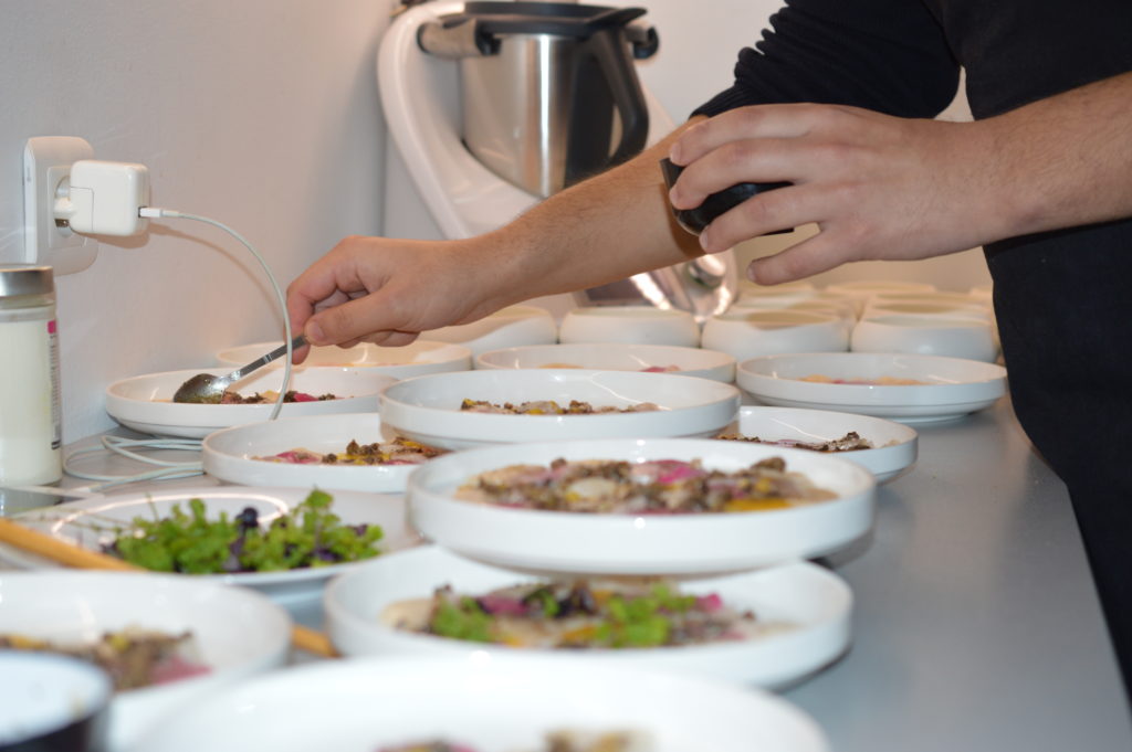 La main du chef Michel Hélène en train de dresser les entrées