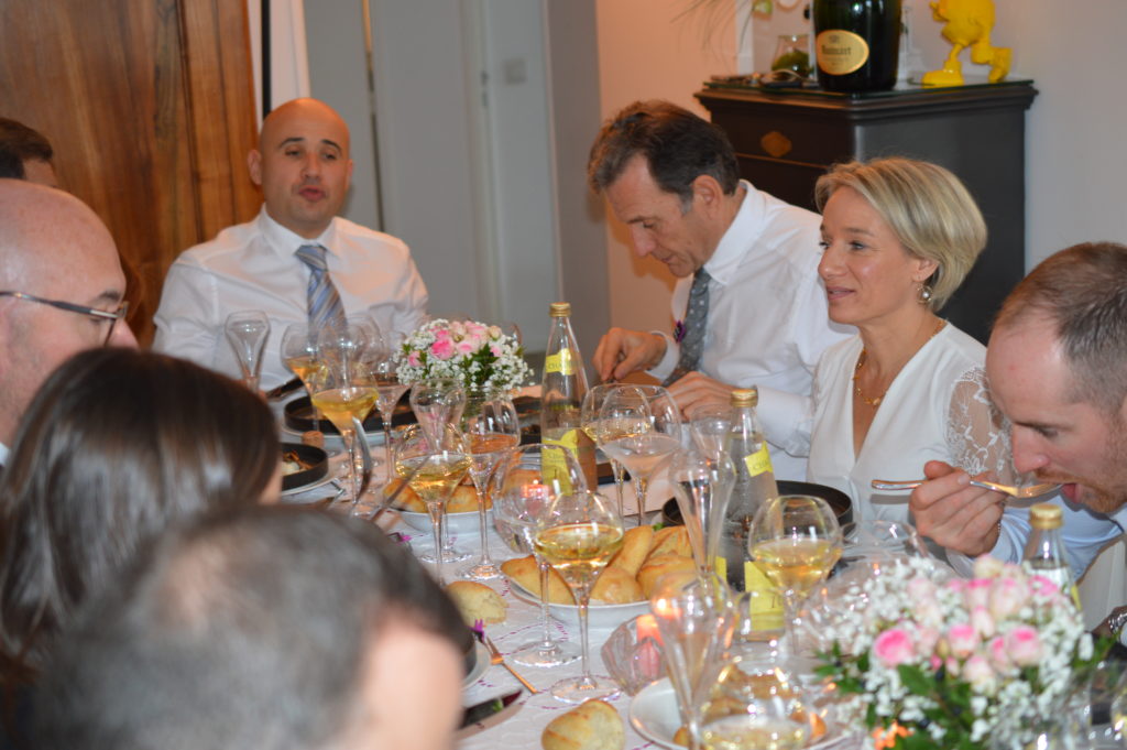 Une table fleurie entourer des amis lors d'un dîner convivial