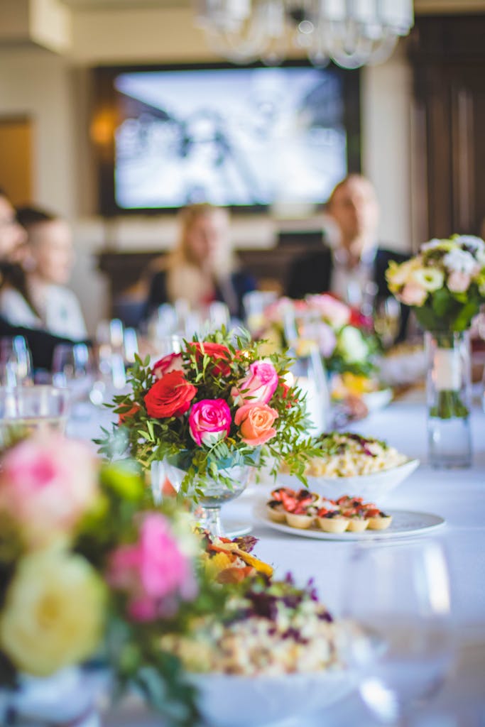 Magnifique salle à manger avec de superbes compositions florales et des plats gastronomiques, idéale pour les célébrations.
