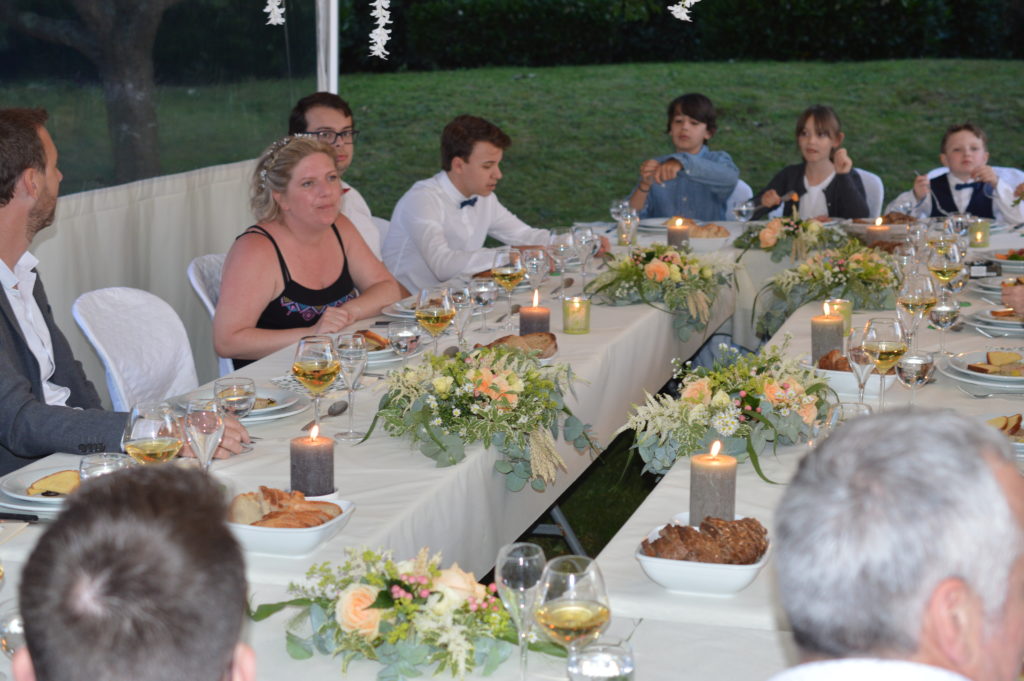 Un dîner de mariage en petit comité dans un jardin