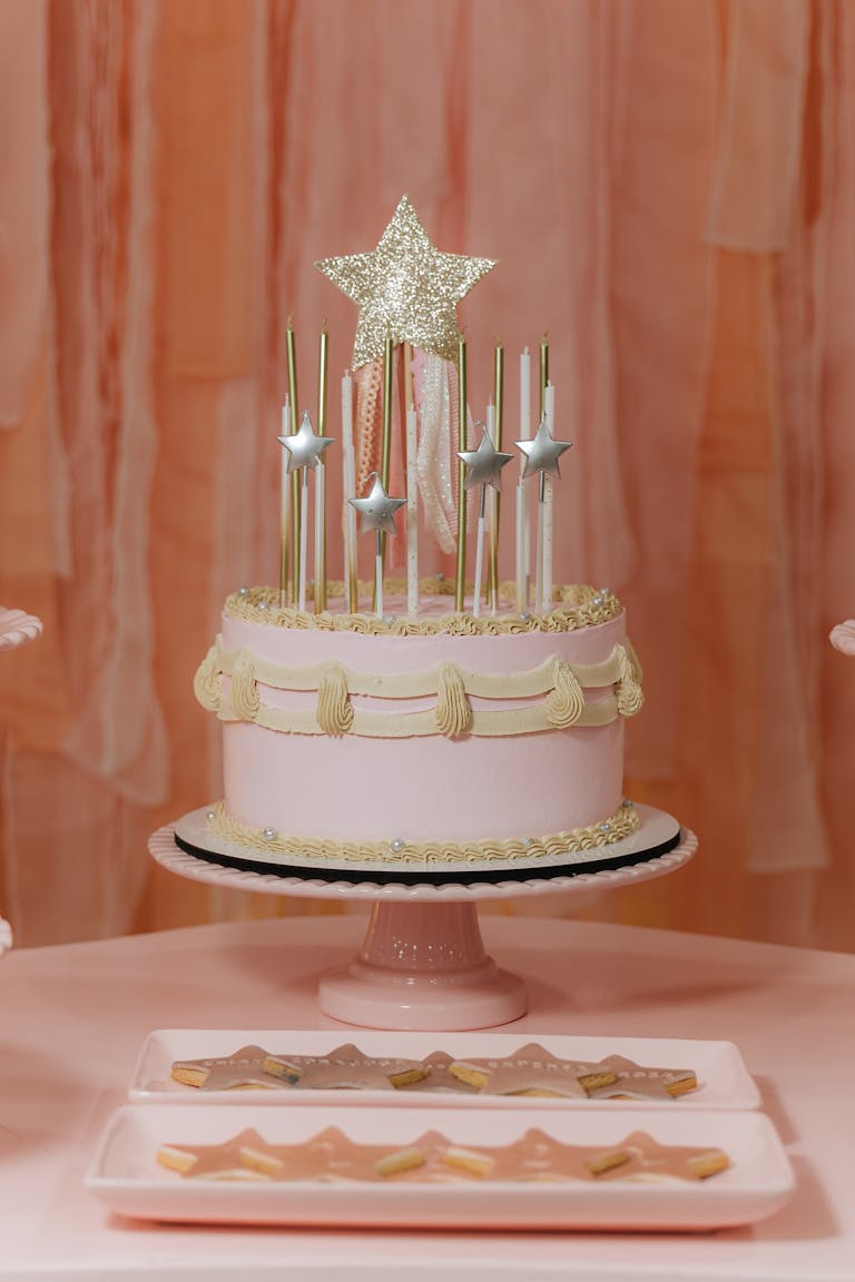 Un gâteau d'anniversaire rose orné d'étoiles, parfait pour une fête réussie.